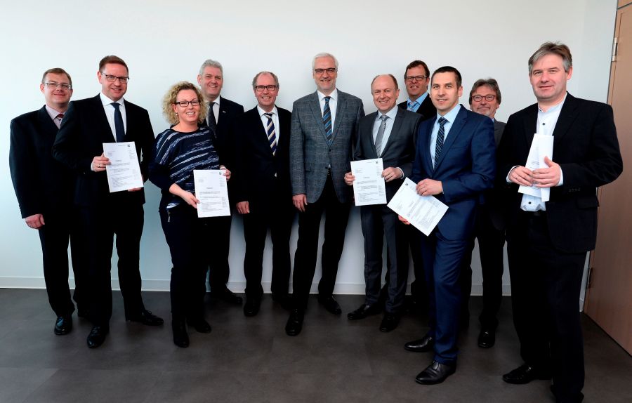 von links: Schnelleres Internet für Gewerbegebiete: Martin Westermeier (stellvertretender Fachbereichsleiter Stadtentwicklung Salzkotten), Salzkottens Bürgermeister Ulrich Berger, Christiane Rolf (Delbrück), Delbrücks Bürgermeister Werner Peitz, Landrat Manfred Müller, Wirtschaftsminister Gerald Duin, Bad Wünnenbergs Bürgermeister Christoph Rüther, Fachbereichsleiter Matthias Seipel (Büren), Bürens Bürgermeister Burkhard Schwuchow, Breitbandbeauftragter Peter Leichter (Bad Wünnenberg), Hövelhofs Bürgermeister Michael Berens nahmen die Förderbescheide in Düsseldorf entgegen (© Foto: Kreis Paderborn) von links: Schnelleres Internet für Gewerbegebiete: Martin Westermeier (stellvertretender Fachbereichsleiter Stadtentwicklung Salzkotten), Salzkottens Bürgermeister Ulrich Berger, Christiane Rolf (Delbrück), Delbrücks Bürgermeister Werner Peitz, Landrat Manfred Müller, Wirtschaftsminister Gerald Duin, Bad Wünnenbergs Bürgermeister Christoph Rüther, Fachbereichsleiter Matthias Seipel (Büren), Bürens Bürgermeister Burkhard Schwuchow, Breitbandbeauftragter Peter Leichter (Bad Wünnenberg), Hövelhofs Bürgermeister Michael Berens nahmen die Förderbescheide in Düsseldorf entgegen (© Foto: Kreis Paderborn)